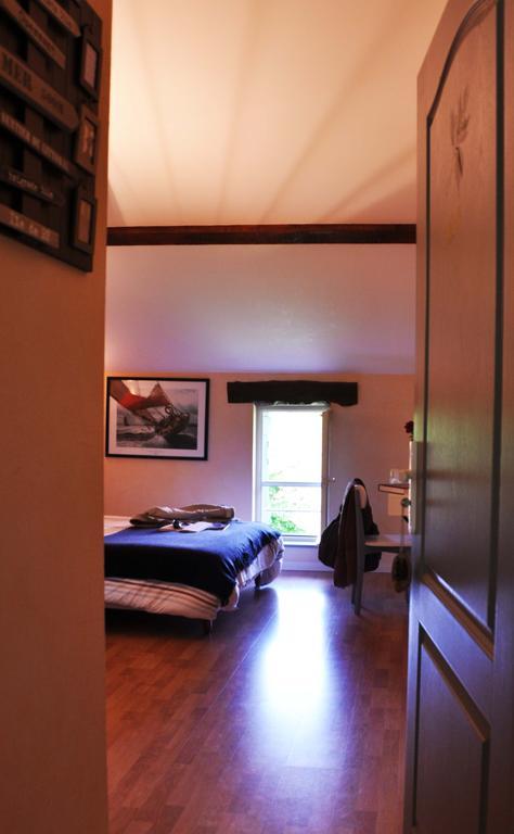 Hotel La Ferme Aux Abeilles Ambierle Habitación foto