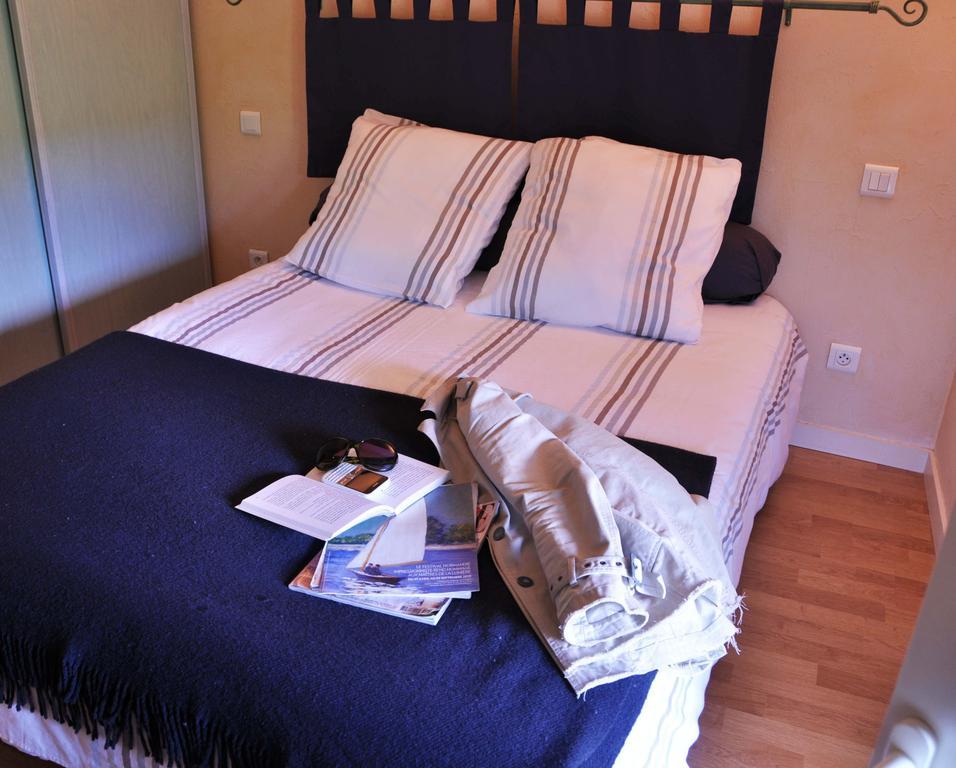 Hotel La Ferme Aux Abeilles Ambierle Habitación foto