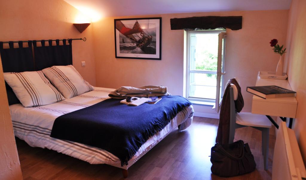 Hotel La Ferme Aux Abeilles Ambierle Habitación foto
