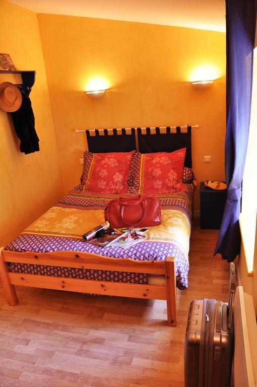 Hotel La Ferme Aux Abeilles Ambierle Habitación foto