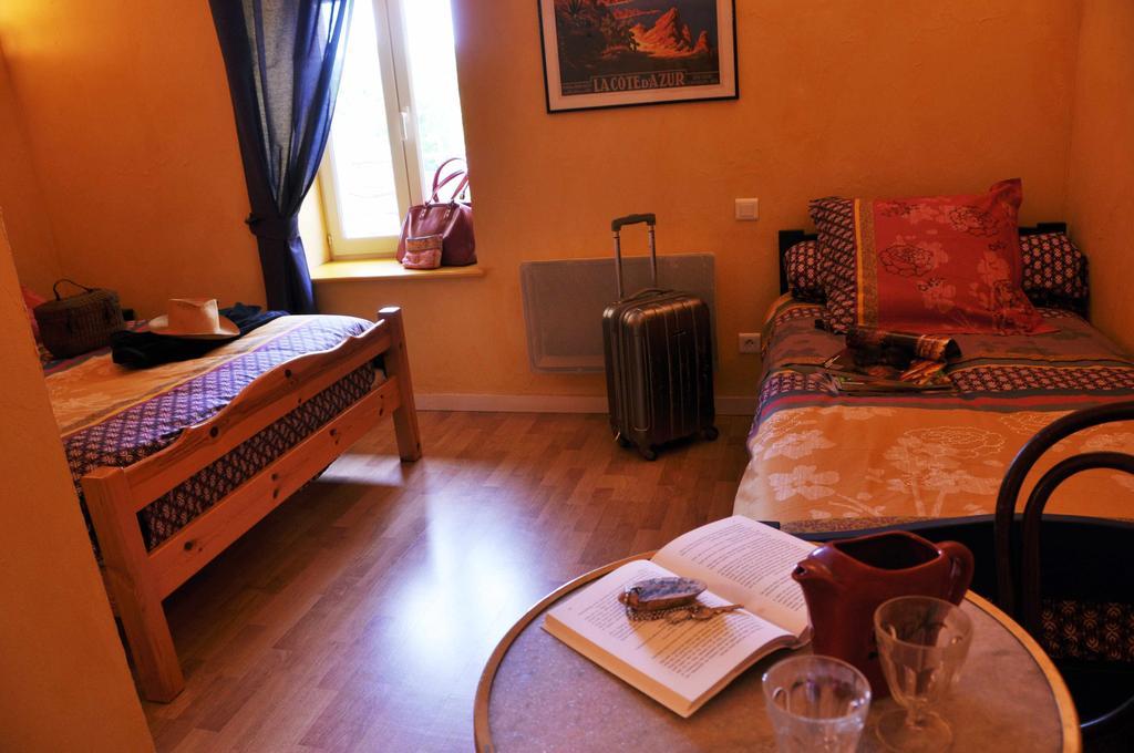 Hotel La Ferme Aux Abeilles Ambierle Habitación foto