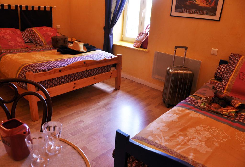 Hotel La Ferme Aux Abeilles Ambierle Habitación foto