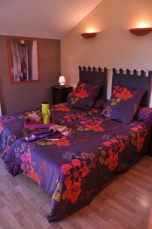 Hotel La Ferme Aux Abeilles Ambierle Habitación foto