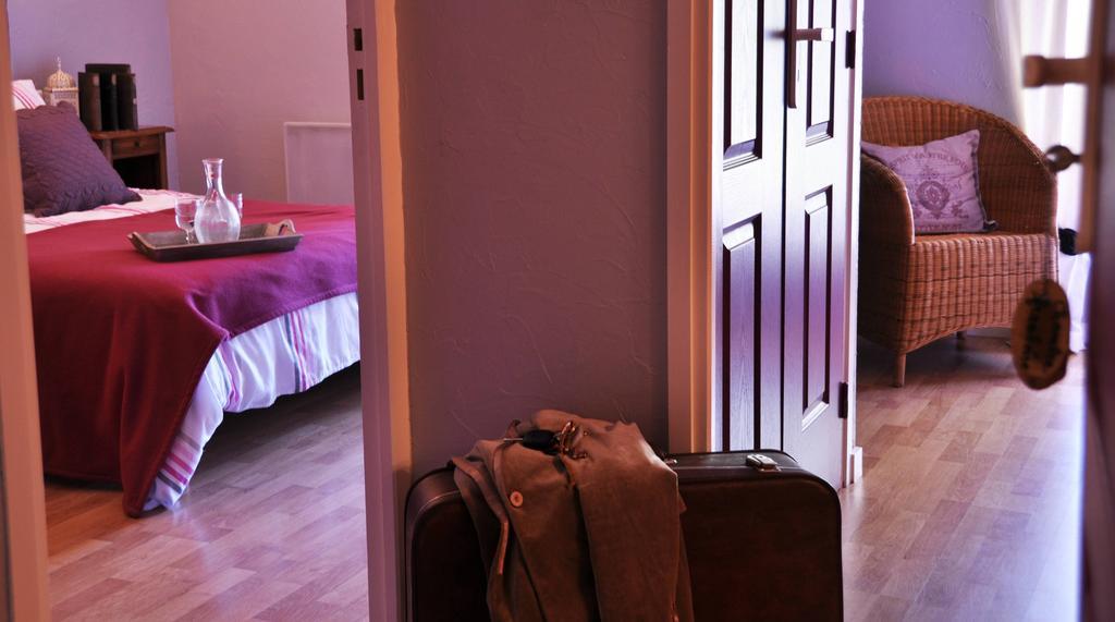 Hotel La Ferme Aux Abeilles Ambierle Habitación foto