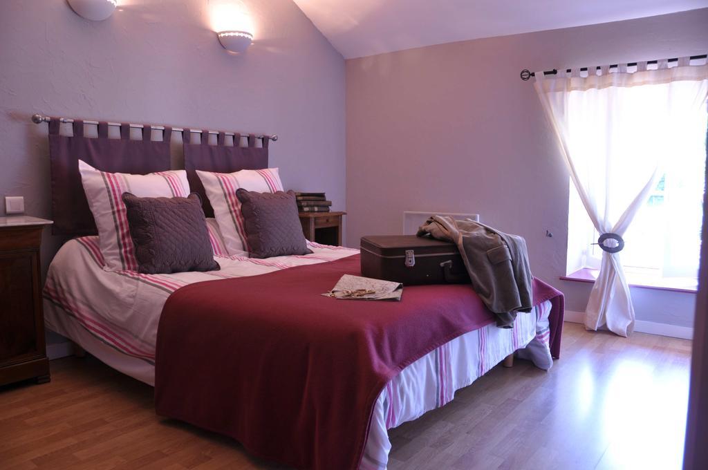 Hotel La Ferme Aux Abeilles Ambierle Habitación foto