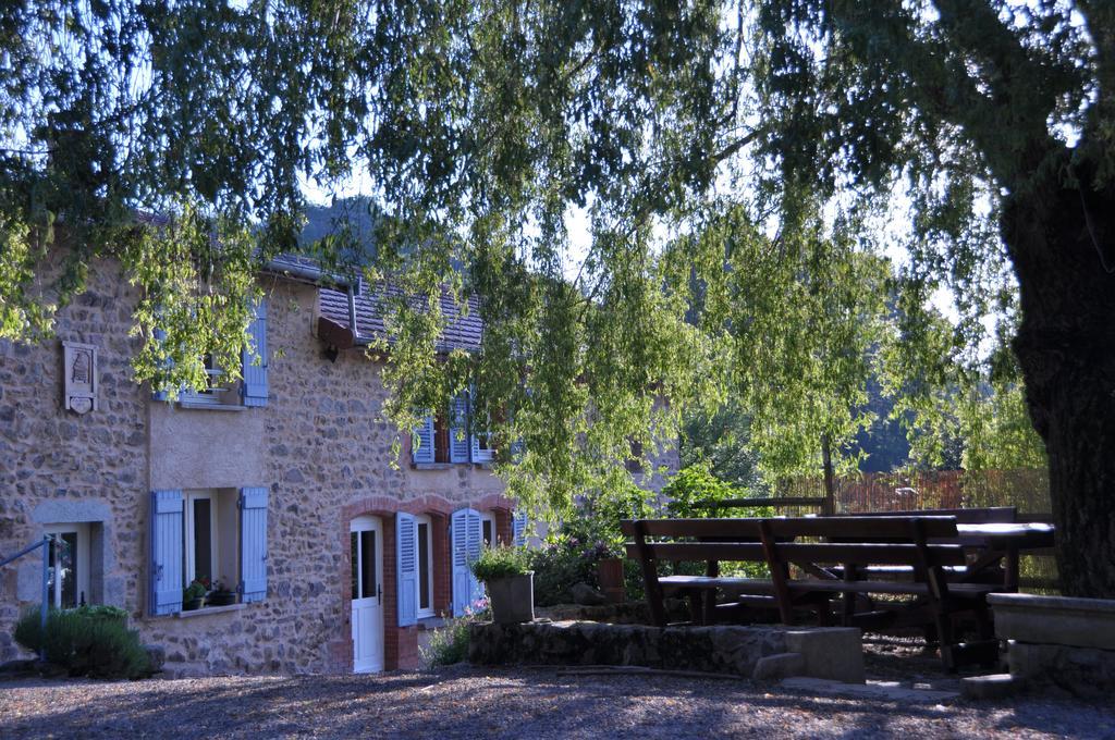 Hotel La Ferme Aux Abeilles Ambierle Exterior foto